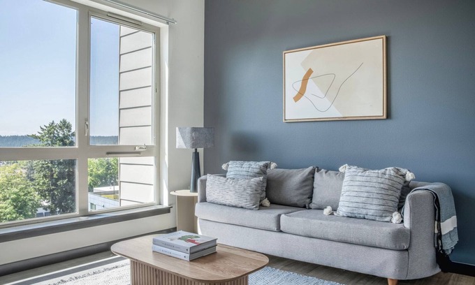 Northeast Bellevue Apartamento | Tasteful Bellevue Jr 1BR w/ Firepits & Games, nr Dining, by Blueground