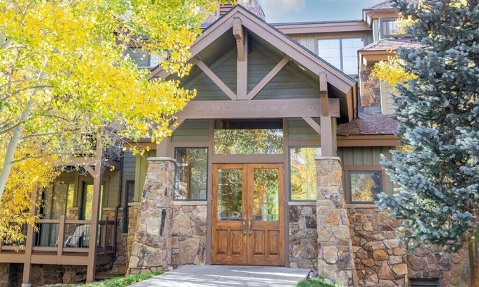 The Highlands Condominio | Tasteful Breckenridge Mountain Abode with hourly private shuttle to Breck Resort