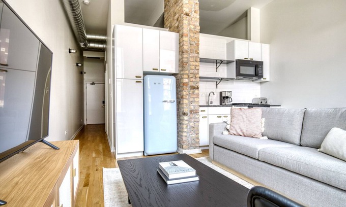 Wicker Park Apartamento | Tasteful Wicker Park 1BR w/ W/D, 1 block to L, Six Corners, by Blueground