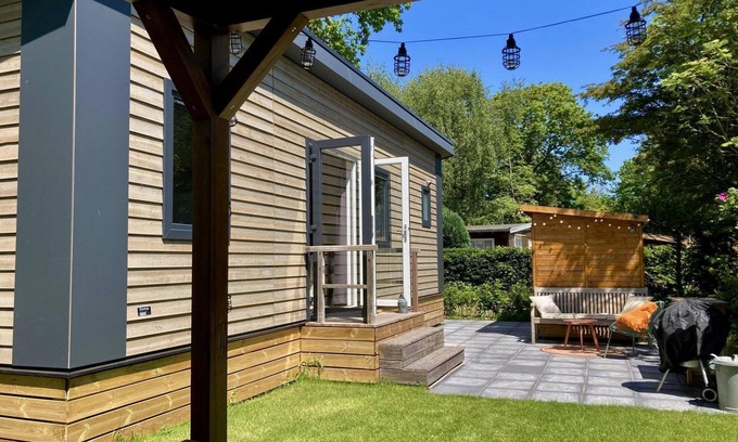 Sint Maartensvlotbrug Casa | Tastefully furnished, cosy and modern 4-person chalet with 2 bedrooms. Lovely garden with terrace, veranda and lawn. Free WiFi.