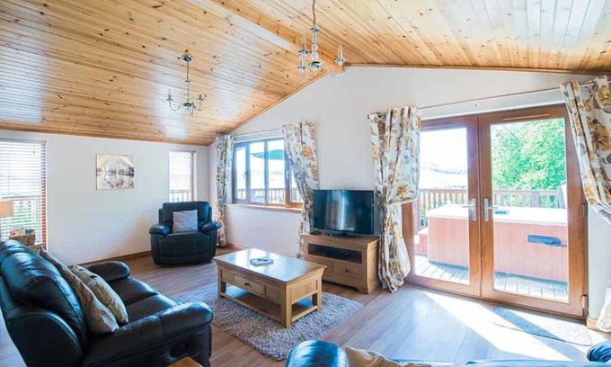 Cupar Casa | Tawny Lodge with Hot Tub near Cupar Fife