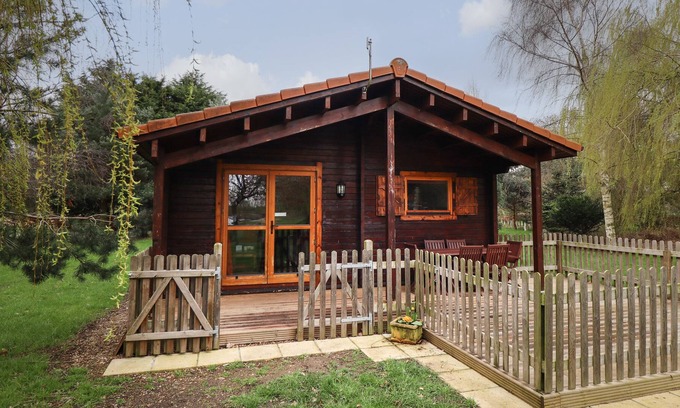 Lincoln Cabina | TEAL LODGE, pet friendly, with a garden in Bardney