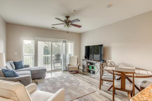 Carolina Forest Apartamento | Tee Off and Unwind By Pool Myrtle Beach Condo