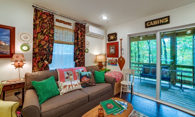 Dover Cabaña | Tennessee Escape w/ Hot Tub & Fire Pit!