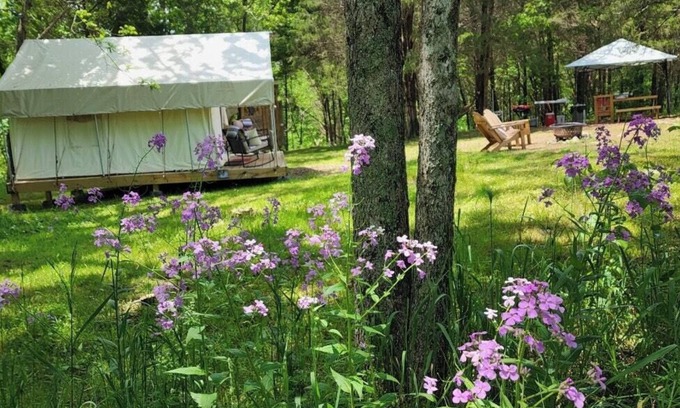 Sharpsburg Alquiler De RV | Tentrr Signature Site - Evensong Farm - Wineberry - Coleman Outfitted Site