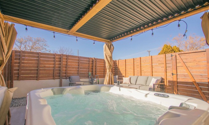 South Broadway Apartamento | "Terracotta Suite" @ ArnoTriplex! Hot Tub+Pet Friendly!