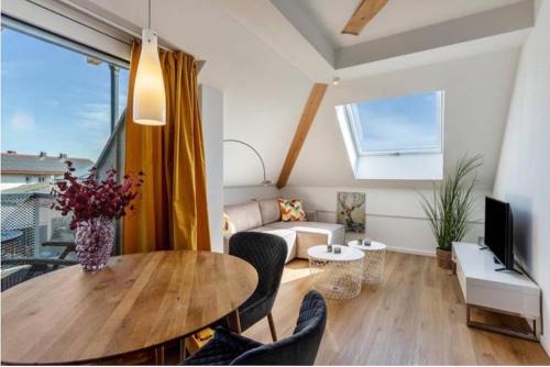 Bruckmuehl Apartamento | Terralpin Apartments - Charmante DG Wohnung mit Balkon