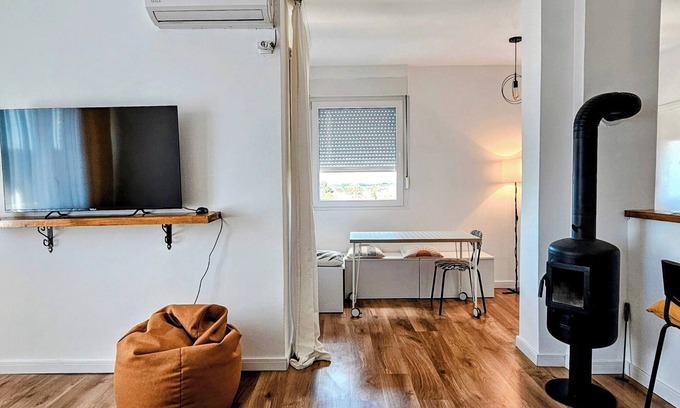 Odzaci Apartamento | TESLA City-View Apartment with Free Parking, Fruits, Coffee & Wi-Fi
