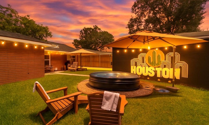 Westbury Casa | Texan Backyard Vibes l Cowboy Pool & BBQ l Pet-Friendly