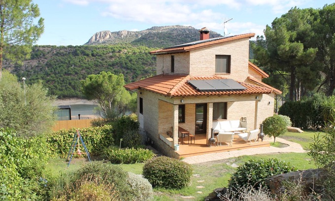 San Martín de Valdeiglesias Chalet De Esquí | La Casa de Ladrillos. Ideal para familias con jardin y piscina.