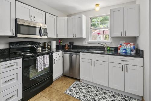 Countryside Casa | TH in No VA, 40 Mins to DC, Pets OK, Fast WiFi
