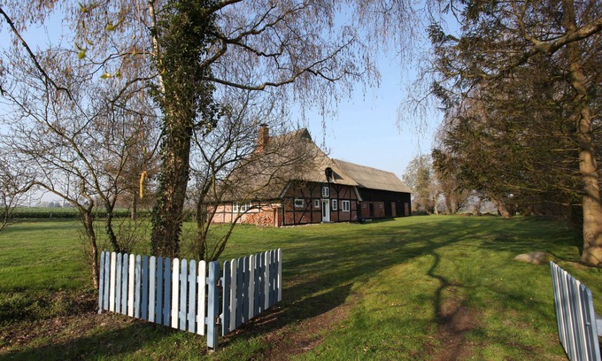 Damlos Casa | Techo de paja en el borde del campo con una magnífica vista.