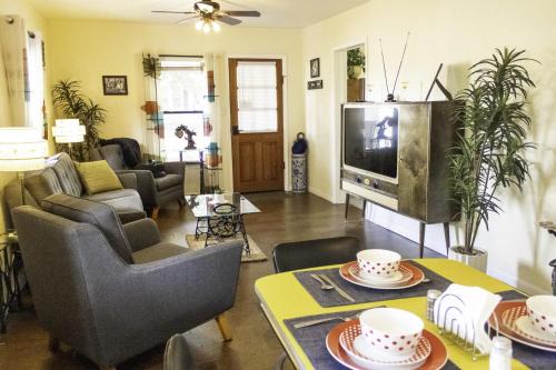 Russellville Apartamento | The 1950s Retro Riverside Cottage