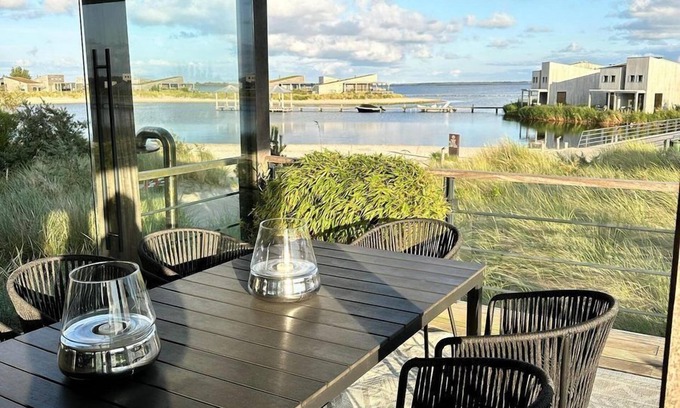 Ouddorp Casa | The 4 person Villa Super VIP features a luxurious and comfortably furnished interior, terrace with view over the water, also perfect for families with children.