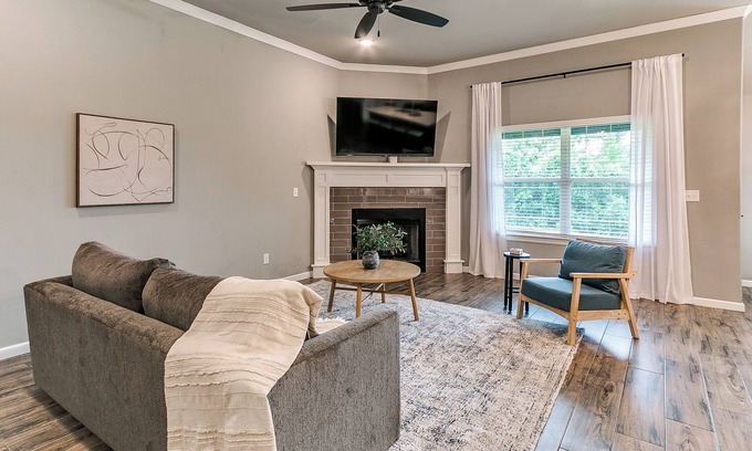 Broken Arrow Casa | The 47th Street Retreat