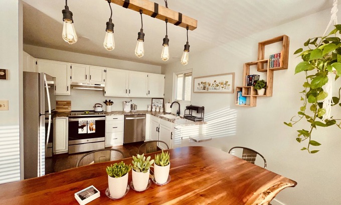 West Colorado Springs Apartamento | The Apartment Suite! Private Hot Tub w/ Mountain Views