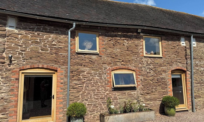 Leominster Cabaña | THE ART HOUSE, romantic, luxury holiday cottage in Stoke Prior