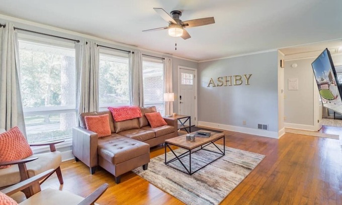 Forest Acres Casa | The Ashby | Close to Fort Jackson + USC | Sleeps 6