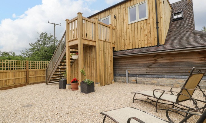 Wells Cabaña | THE ATTIC AT REDMOND BOTTOM, pet friendly, with a garden in Wookey