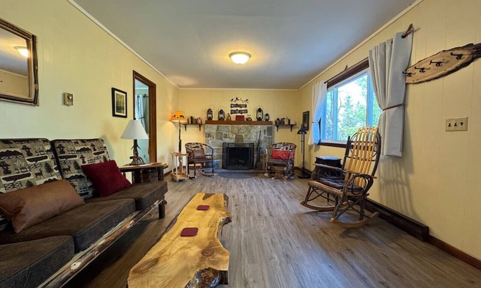 Herron Cabina | The Atwood Lodge | Secluded Cabin in Curran MI