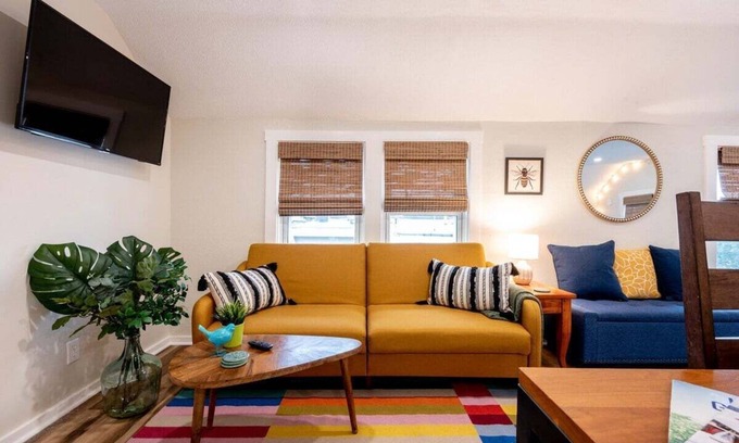 Lake Geneva Apartamento | The Back Yard-Upper |Walk to Downtown LG |Balcony |Shared Yard for Games|Parking