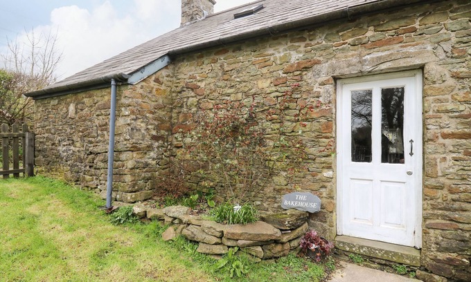 Bridgend Cabaña | THE BAKE HOUSE, romantic, character holiday cottage in Bettws