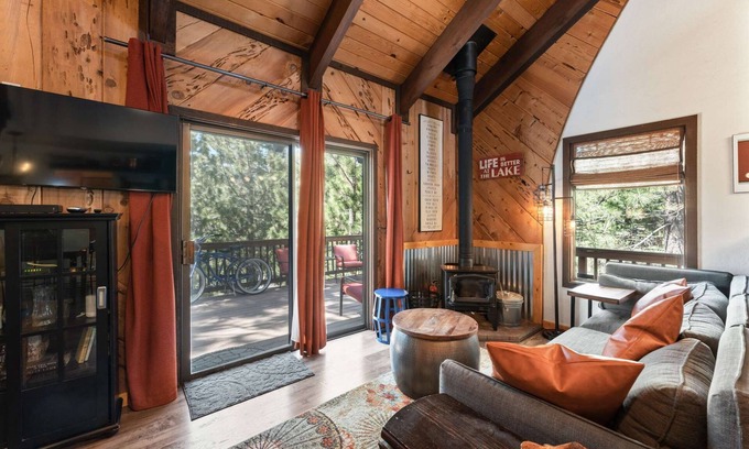 Tahoe Village Casa | The Bears Den Chalet - 1BD / 1BA + Pvt. Desván