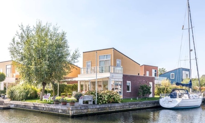 Oude-Tonge Casa | The beautiful, tranquil corner location, surrounded by green landscape and with electrical patio cov