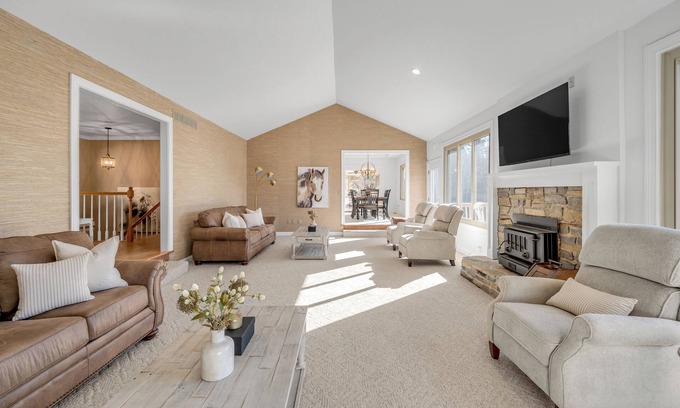 Willisburg Casa | The Belle LUX KY Bourbon Trail-Hot tub-Hiking Trails on over 120 acres!