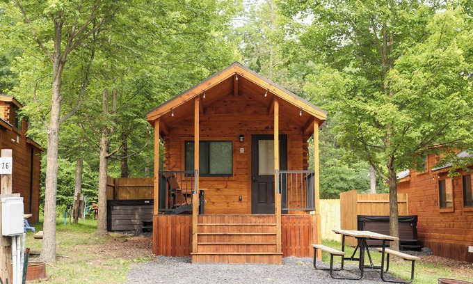 Mingoville Cabina | The Bellefonte Campground presents: Tiny Home | 1 Bedroom with HOT TUB