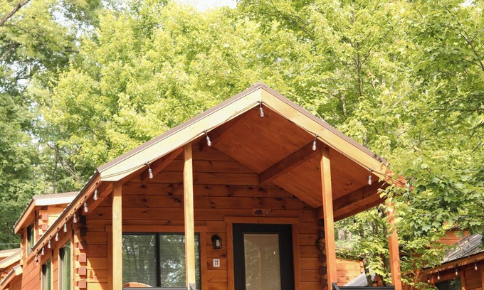 Mingoville Cabina | The Bellefonte Campground presents: Tiny Home | 1 Bedroom with HOT TUB