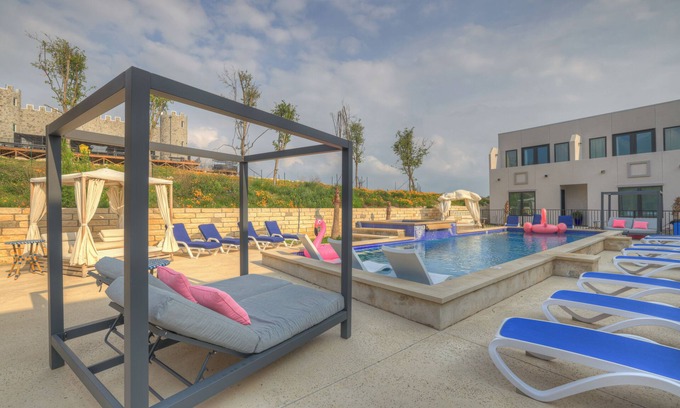 Johnson City Hotel | The Bentley Hotel - James Bond Suite - Pool View