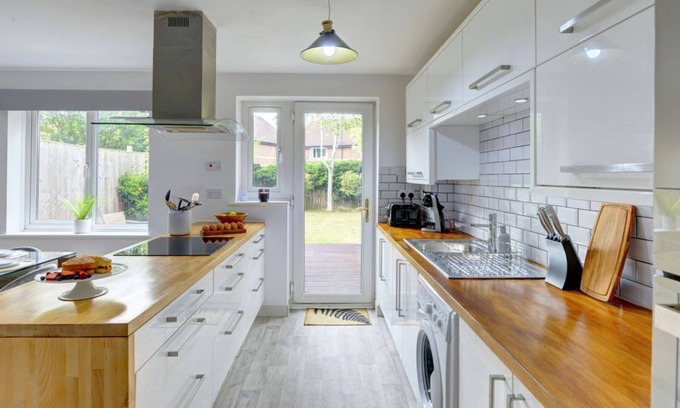 Bletchley Villa | Calm & Stylish Executive House | Great Dining & Living Space