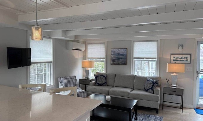 Nantucket Town Apartamento | The best location Downtown Nantucket Condo minutes from Ferries.
