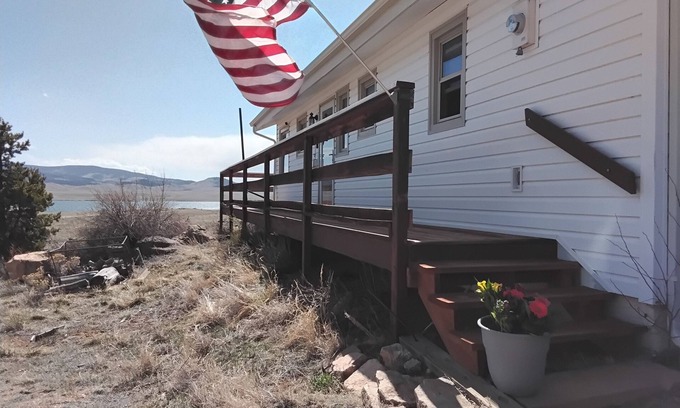 Lake George Cabina | The Bighorn Cabin overlooking Elevenmile Canyon Reservoir from Jacuzzi & Patio!