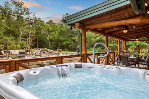 Long Pond Casa | The Bigwood Cabin by AvantStay Hot Tub Firepit Pool Table Private Yard