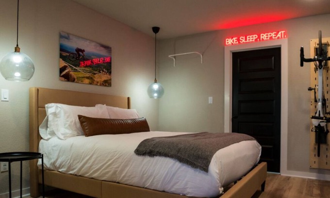 Bentonville Cabina | The Bike Inn #2, Back 40, Double Room