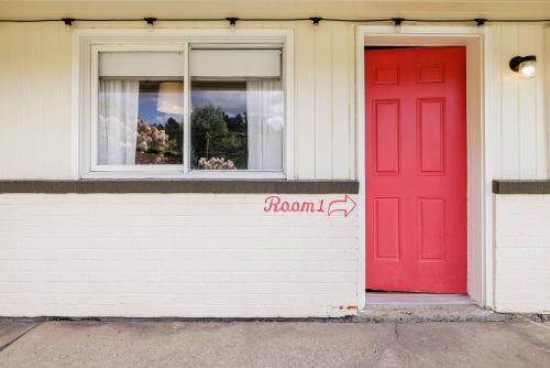Canaan Valley Hotel | The Billy Motel Double Room with Retro Charm