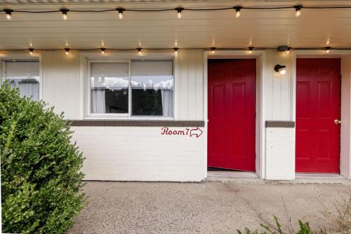 Canaan Valley Hotel | The Billy Motel Pet Friendly Room with Charm