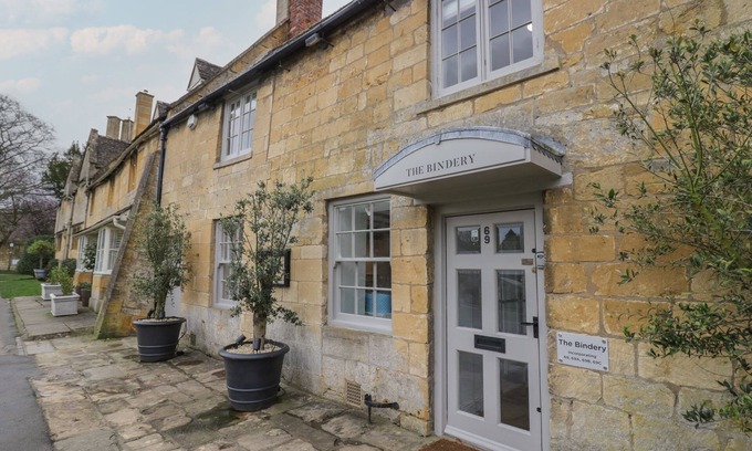 Broadway Cabaña | The Bindery