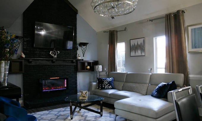 Oak Forest Casa | The Black and White House