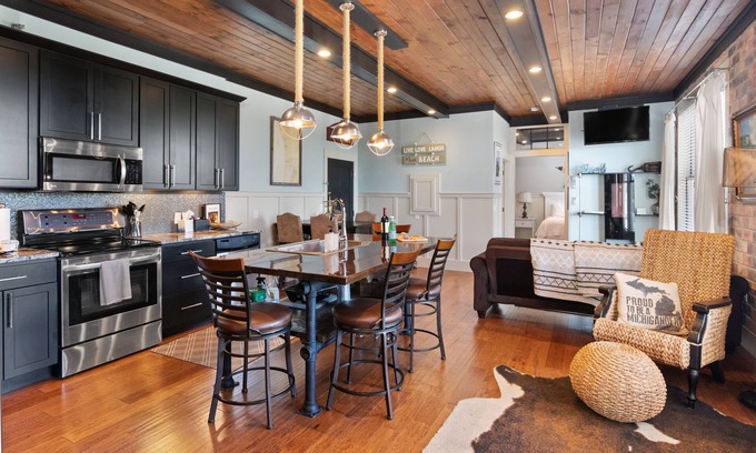 South Haven Condominio | The Black Pearl: industrial condo sleeps 6, full size kitchen & scenic views!