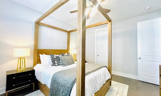 Oxford Condominio | The Blake, 3BR Townhome by Velvet Ditch Villas