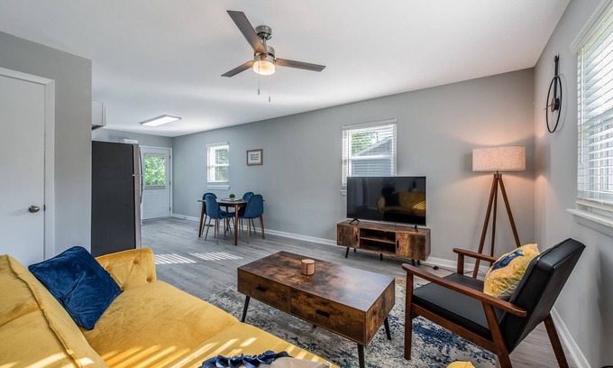East Raleigh Casa | The Blue Bird, newly renovated modern home close to downtown Raleigh