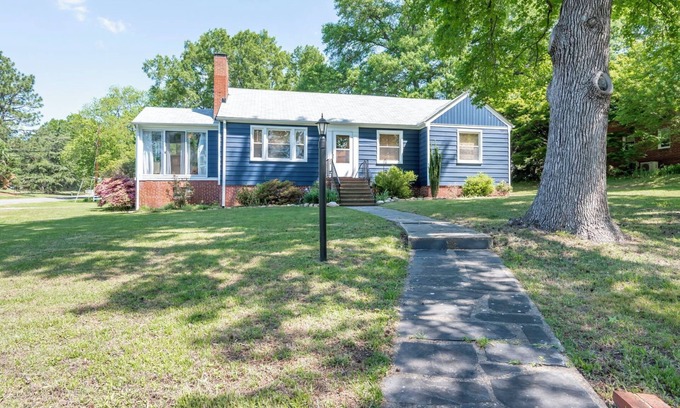 Chamberlayne Casa | The Blue bungalow: 3-bedroom in Richmond
