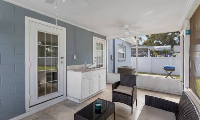 Pinellas Park Casa | The Blue Bungalow. 3B 2B home. Close to Beaches