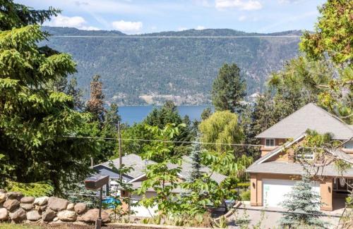 Central Okanagan Cama Y Desayuno | The Blue House Bed and Breakfast