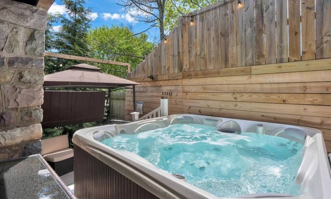 Mount Pocono Casa | The Blue House: Hot Tub, Fire Pit + Prime Location