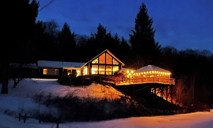 Town of Denning Casa | Espectaculares vistas a la montaña y al valle de Catskill recientemente y bellamente renovadas