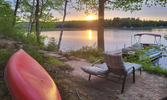 Lake Nebagamon Casa | The Blue Loon Cabin and pontoon in Northern wi